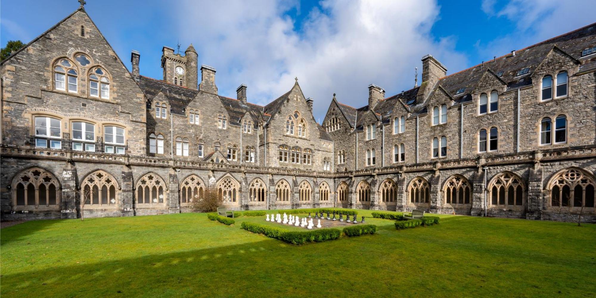 The Caledonian 3 Bedroom Self Catering Apartment In Historic Abbey Fort Augustus Kültér fotó